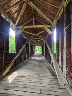 Pont en bois couvert de 1855 sur la rive de la Boucane